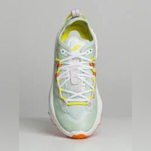 Sorel kinetic breakthru tech lace tennis shoes